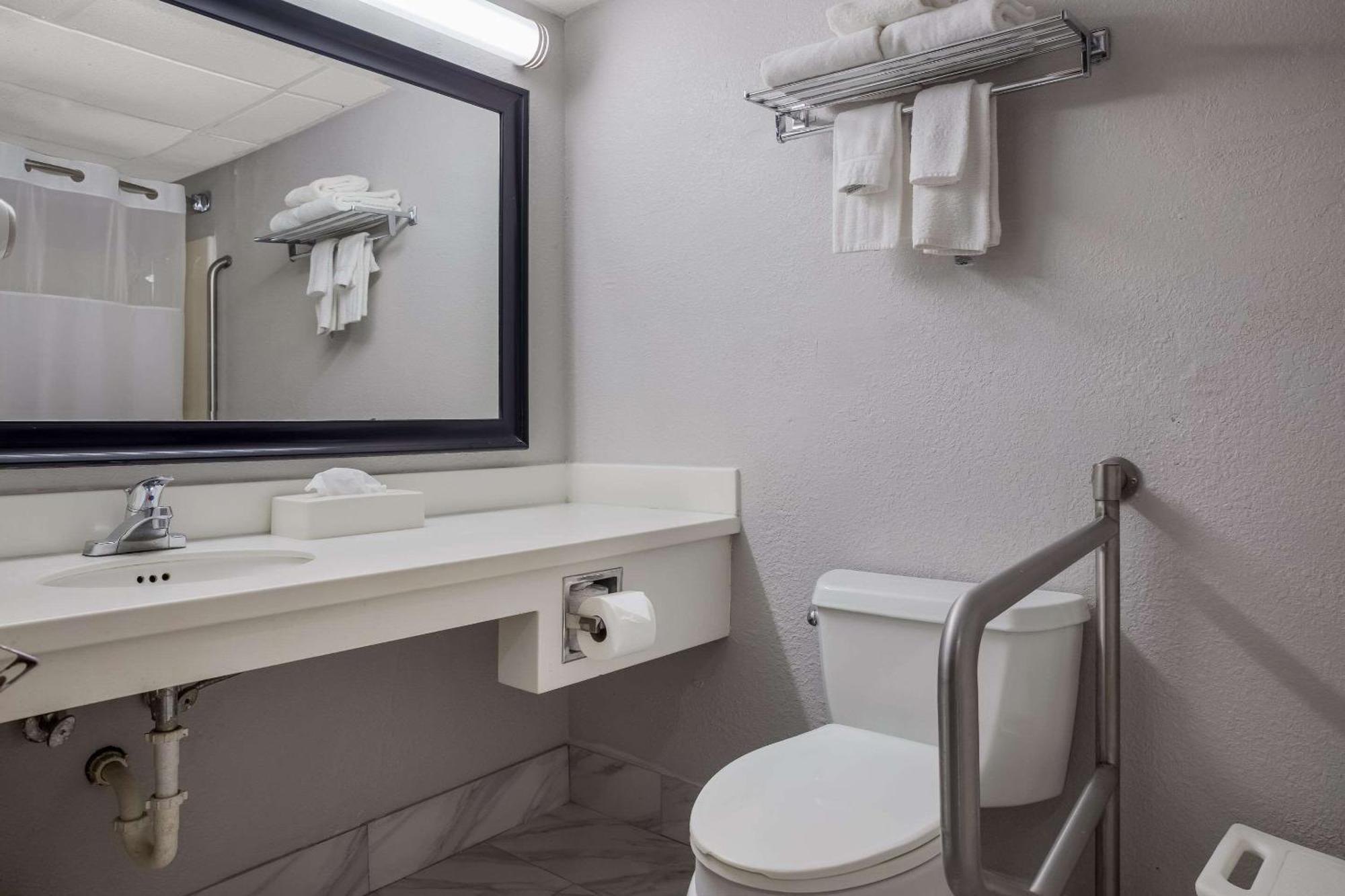Quality Inn Толедо Екстериор снимка